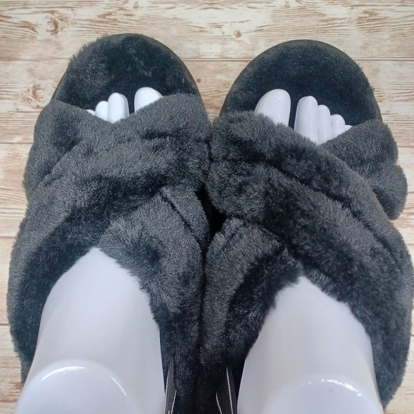 Steve Madden NYC Fuzzy Fluffy Indoor Outdoor Slippers Black Like New Size 9 - Picture 3 of 16